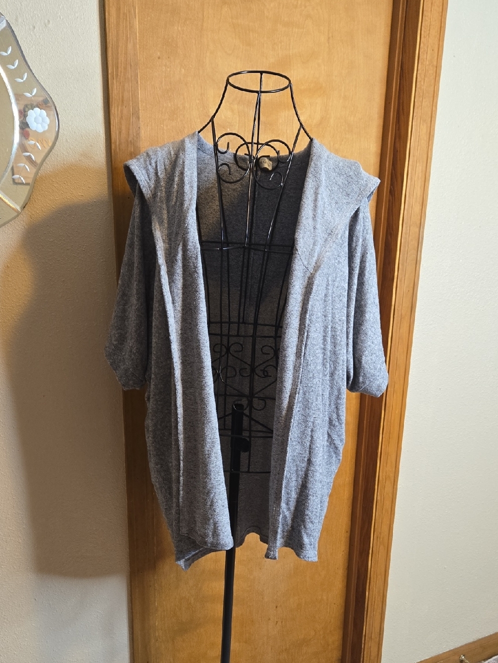 🌞☀️🌞Ginger G Light Gray Knit Open Short Sleeve Cardigan With Hood